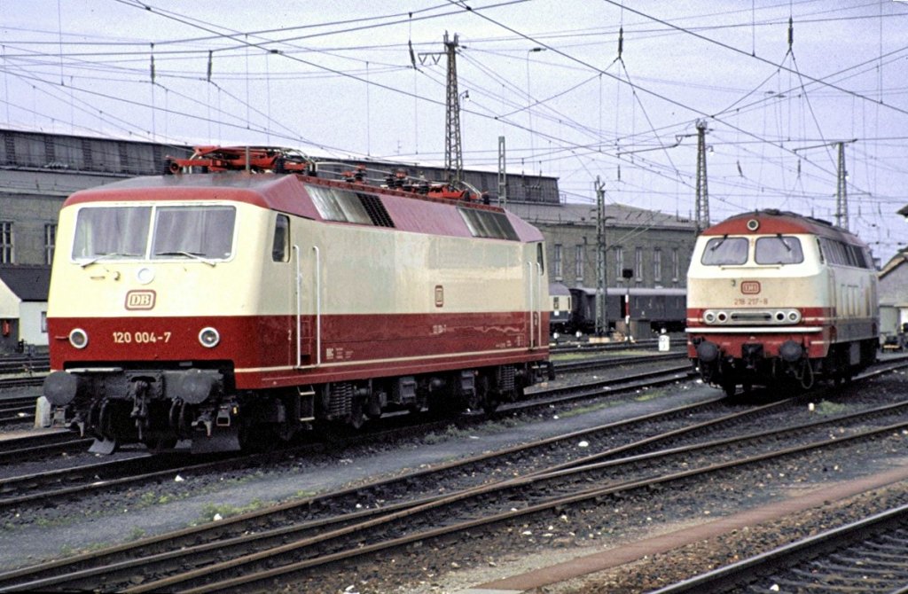 120 004-7 und 218 217-8 in Nrnberg am 25.06.1982.