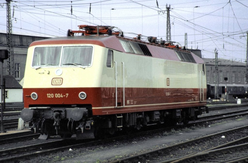 120 004-7 in Nrnberg, am 25.06.1982.