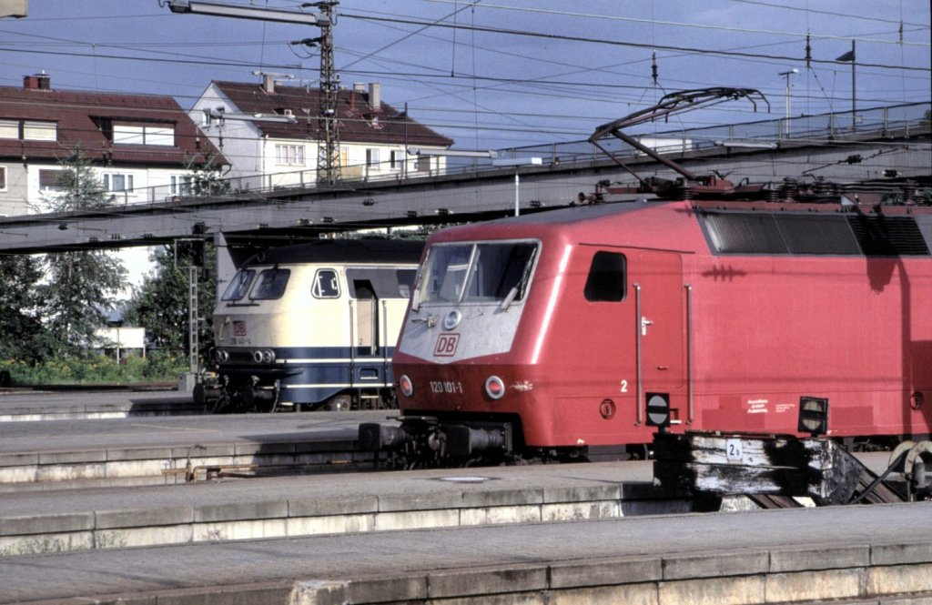 120 101-1 in Ulm am 23.08.1996. Im Hintergrund steht die 218 441-4.