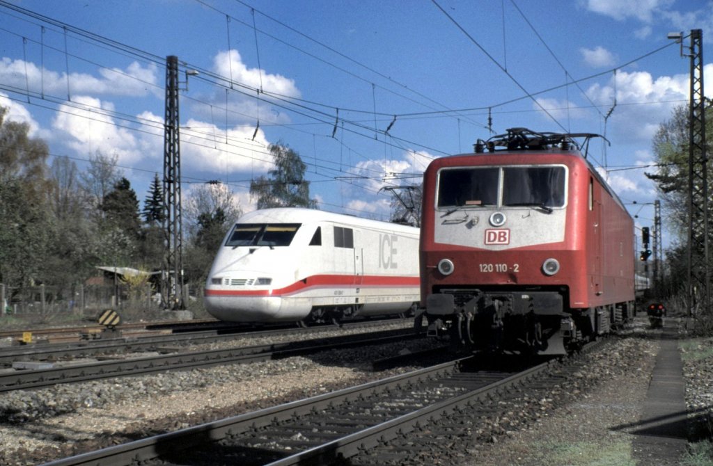 120 110-2 in Ulm, ein ICE 1 fhrt im Hintergrund vorbei, am 23.04.1999.