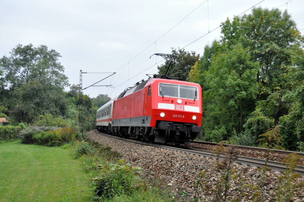 120 113-6 zieht einen IC aus Ulm die Schwbische Alb hinauf, am 16.09.2009.