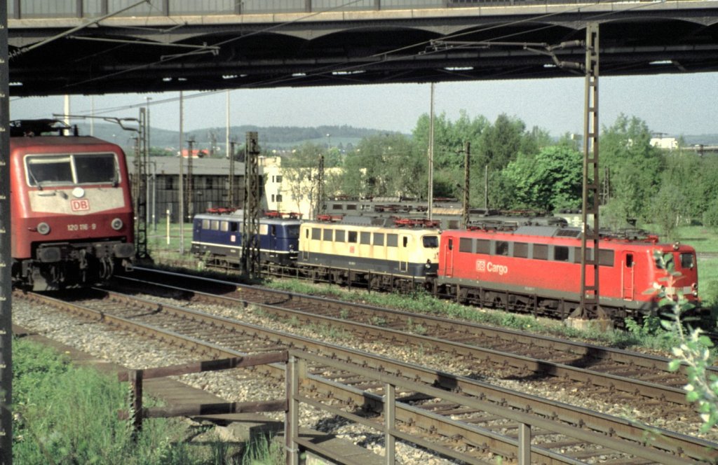 120 116-9 fhrt unter der Neutorbrcke aus Ulm in Richtung Stuttgart aus; im BW stehen 110 228-4; 140 406-5 und 150 067-7, am 09.05.1998.