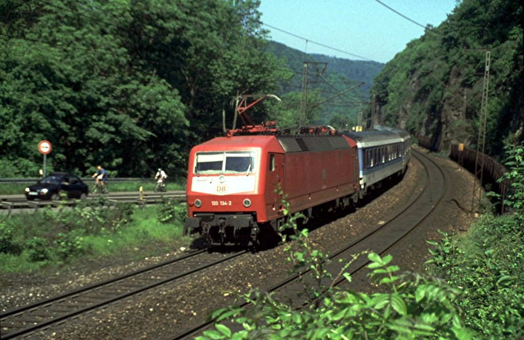 120 134-2 hat den Anstieg der Geislinger Steige mit dem IR gleich geschafft, am 06.06.1996.
