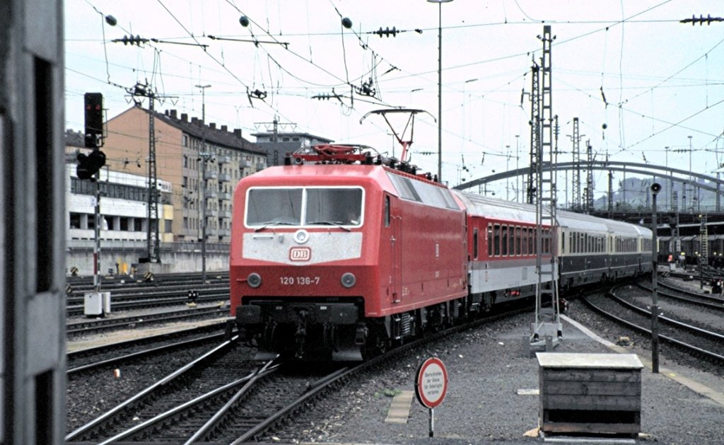 120 136-7 mit einem IC bei der Einfahrt in Wrzburg, am 15.05.1988.