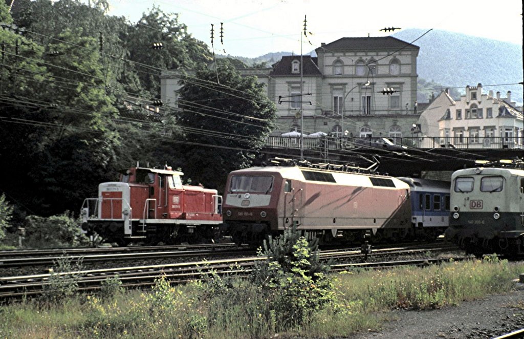120 151-6, hier noch in der Auslieferungsfarbgebung fhrt aus Neustadt an der Weinstrasse aus, im Juni 1994. Es stehen dort noch 360 171 und 140 306.