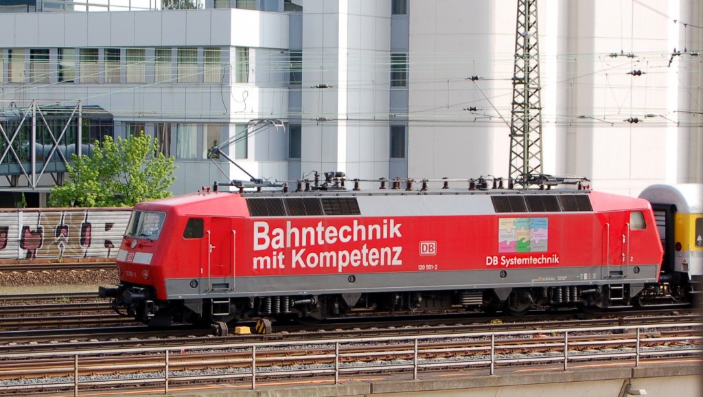 120 501-2 fhrt mit einem Mezug in Hannover ein, am 17.04.2007.