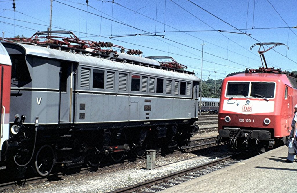 Die 120 120-1 fhrt an der E 75 09 in Ulm vorbei, am 15.06.1996.