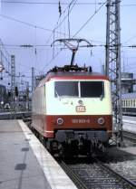 120 003-9 im IC-Einsatz in Mnchen; die Lok wird vor den nchsten IC gesetzt, am 08.05.1988.