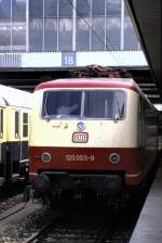 120 003-9 im IC-Einsatz, abfahrbereit in Mnchen, am 08.05.1988.
