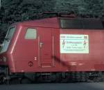 120 109-4 in Geislingen an der Steige, am 15.08.1997. Diese Lok zog am 2. Juni 1996 den Erffnungszug IR 2186 zur Elektrifizierung zwischen Flensburg und Padborg. Die Lok fuhr noch jahrelang mit diesem Schild und war bereits von weitem als 120 109 erkennbar.