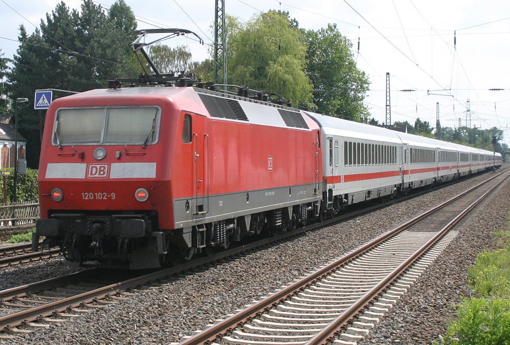 120 102 mit IC am 6.8.10 in Düsseldorf-Angermund