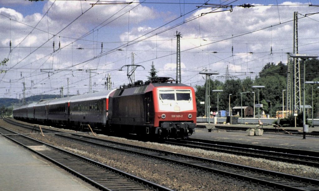 120 105-2 bei der Durchfahrt in Eichenberg, im Mai 1990.