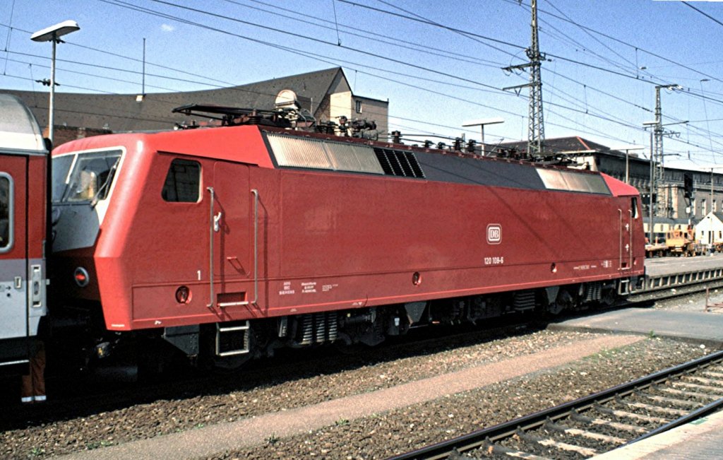 120 108-6 mit einem IC in Nrnberg im Mai 1990.