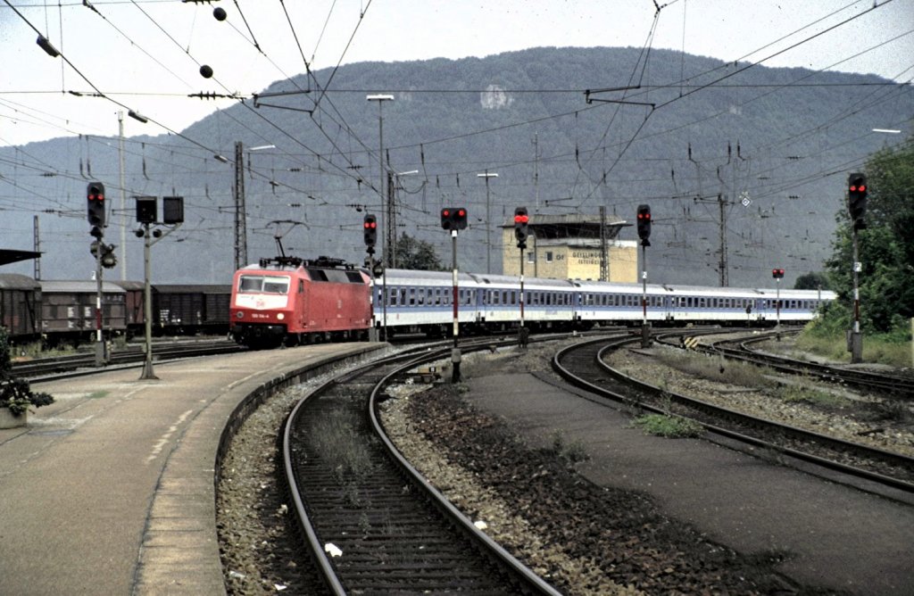 120 114-4 fährt mit einem IR in Geislingen an der Steige ein und wird die Fahrt in Richtung Ulm fortsetzen, am 15.08.1996.