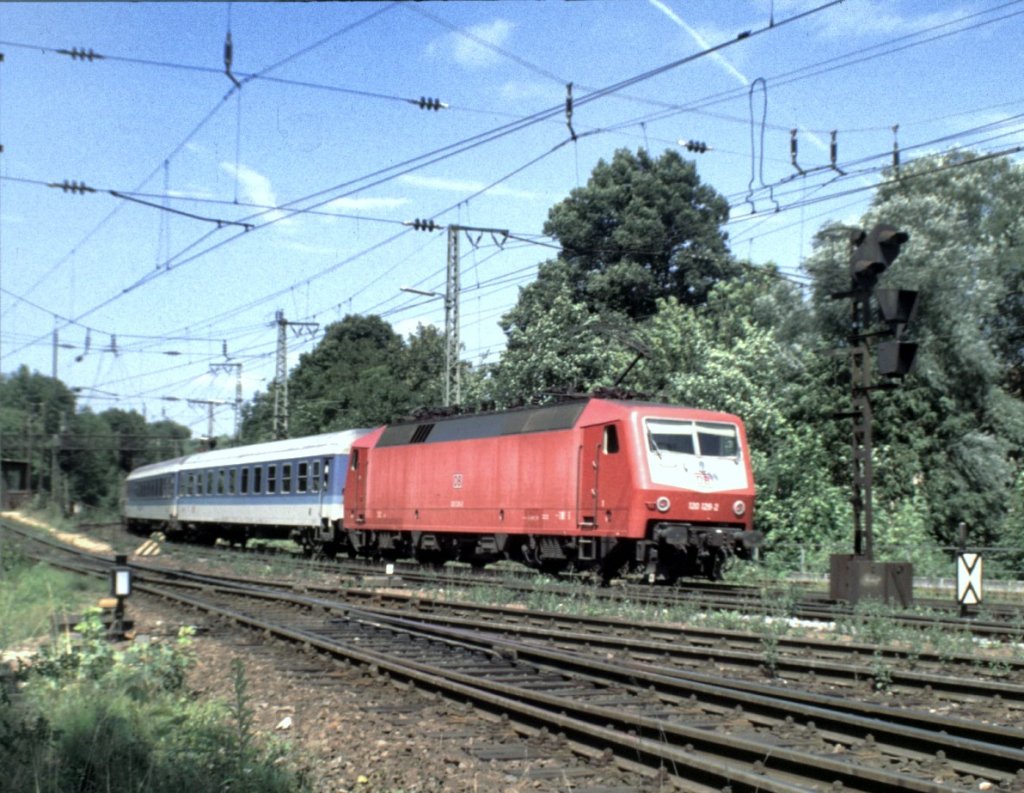 120 129-2 fhrt mit einem IR in Neu-Ulm durch, im Juli 1998.