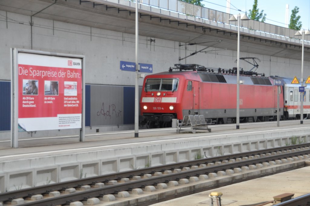 120 133-4 fährt mit dem IC 2094 nahezu pünktlich am 25.08.2010 um 18:20 in dem tiefer gelegten Bahnhof Neu-Ulm durch (Ankunft 18:17 Ulm).