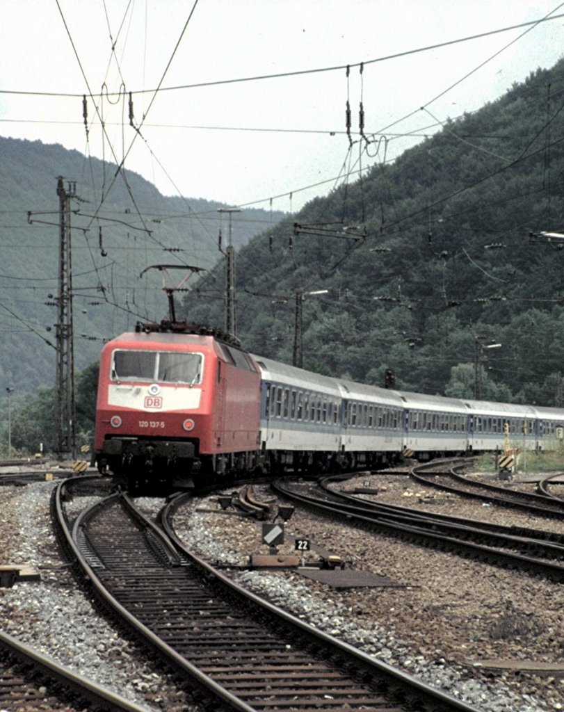 120 137-5 verlt mit dem IR Geislingen an der Steige in Richtung Stuttgart, am 15.08.1996.