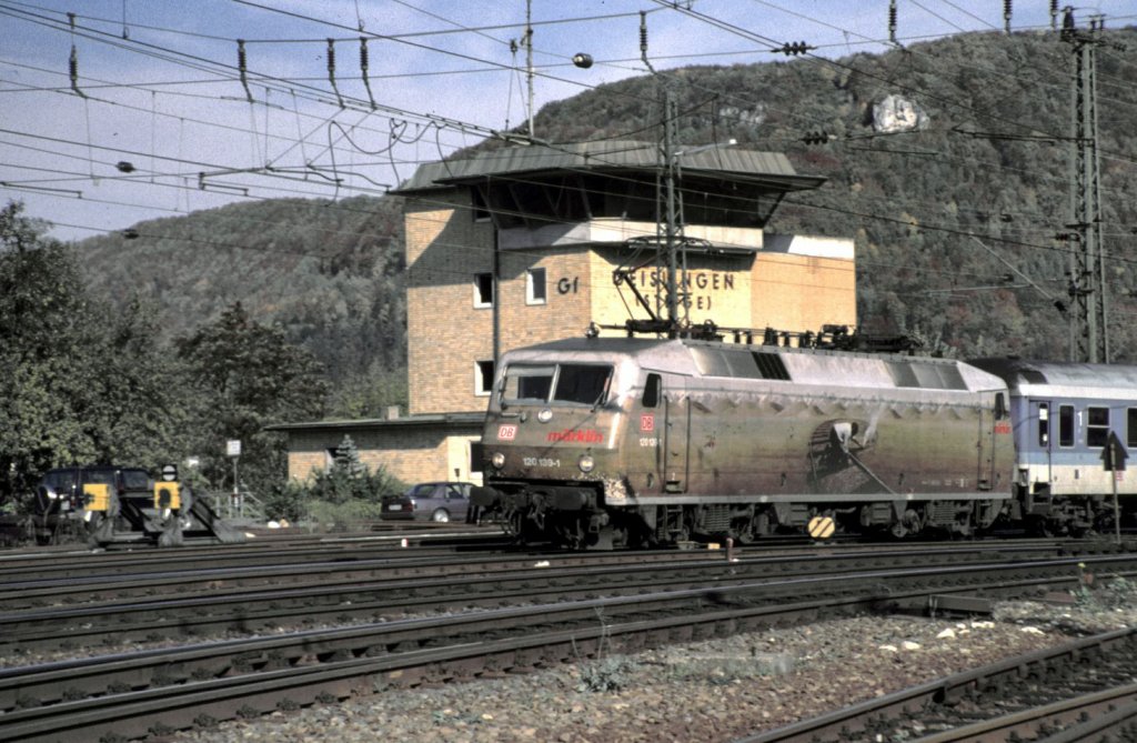 120 139-1, die Mrklin Knstlerlok, fhrt mit einem IR am Stellwerk Geislingen an der Steige vorbei, am 17.10.1998.
