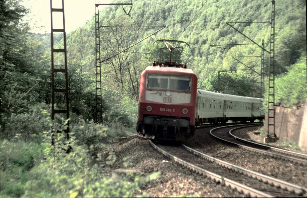 120 143-3 im Anstieg der Geislinger Steige, am 09.05.1996.