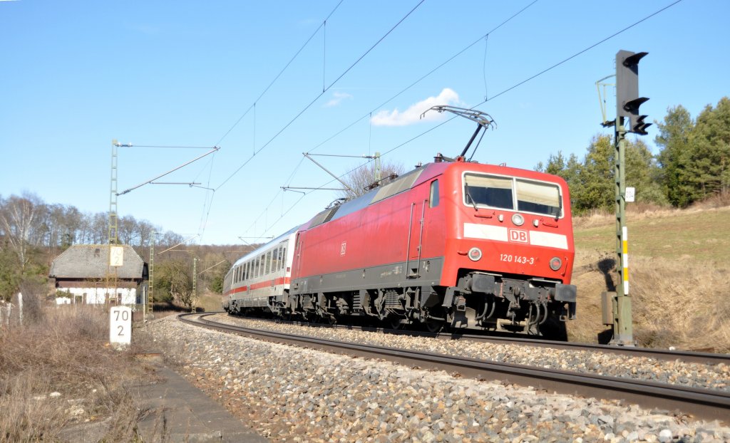 120 143-3 mit einem IC in Richtung Stuttgart bei Urspring am 01.03.2010.