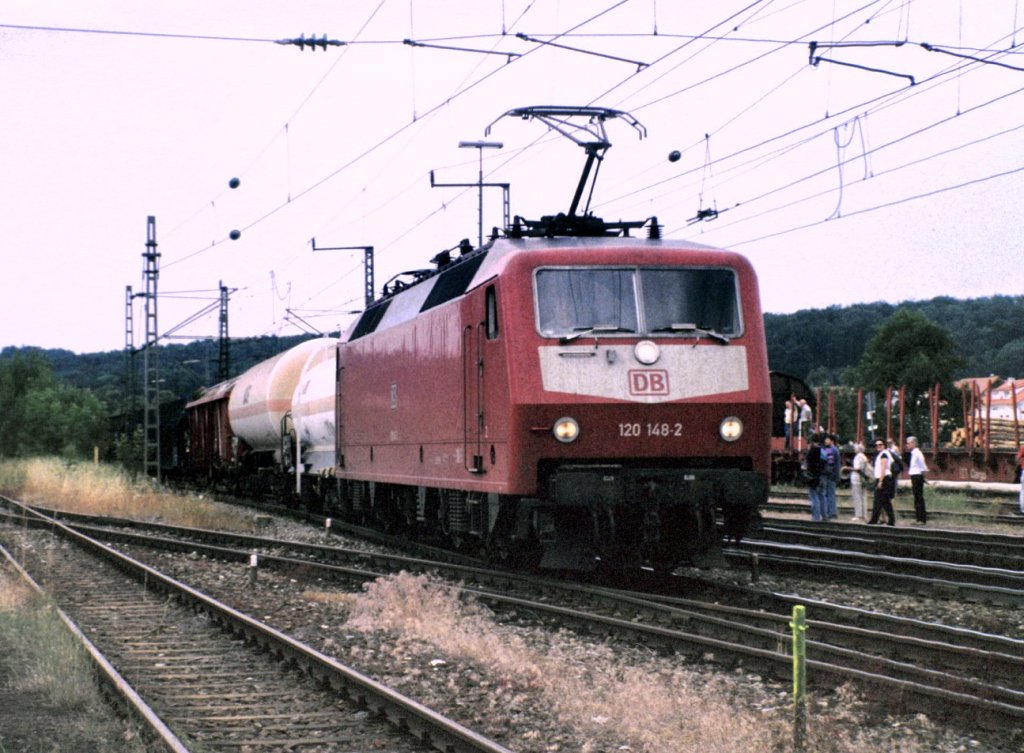 120 148-2 hat mit einem Gterzug die Geislinger Steige geschafft und fhrt in Amstetten durch, am 01.07.2000.