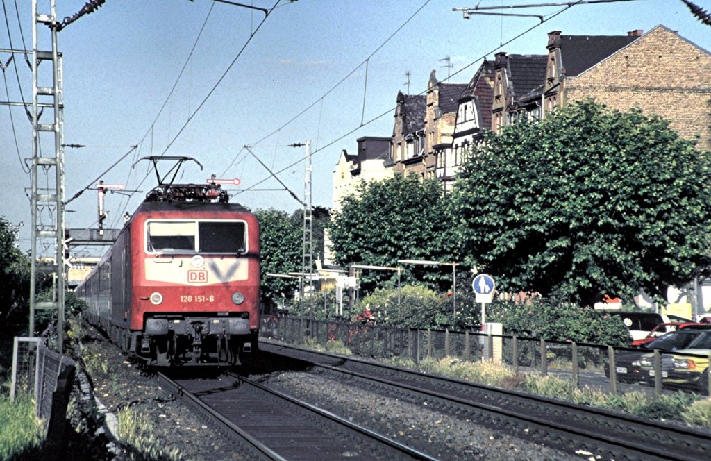 120 151-6 in der Farbgebung des Auslieferungszustands, in Bingen am 20.06.1995.