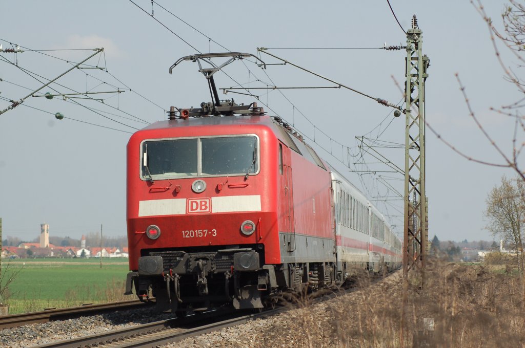 120 157-3 mit einem IC in Richtung München bei Neu-Ulm Pfuhl, am 09.04.2009.
