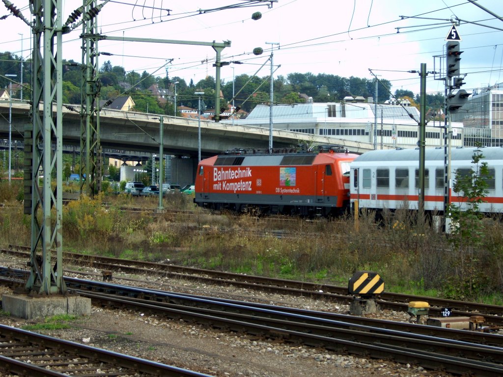 120 501-2 wartet in Ulm vor einem Messzug auf den nächsten Einsatz, am 19.09.2005.