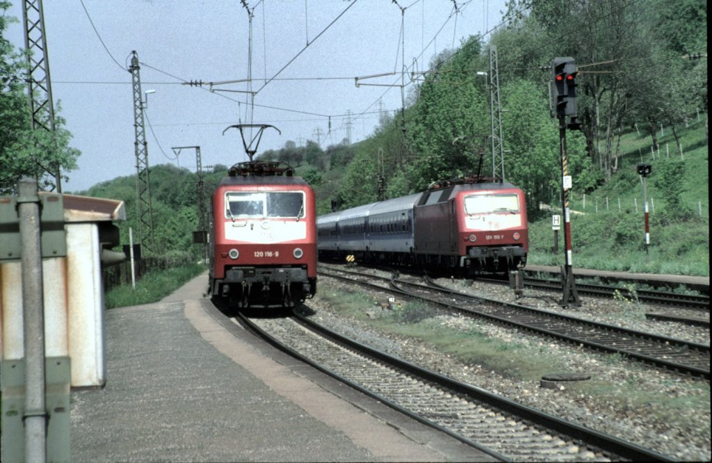 Intercity-Kreuzung in Geislingen West, 120 155-7 und 120 116-9, am 09.05.1996.