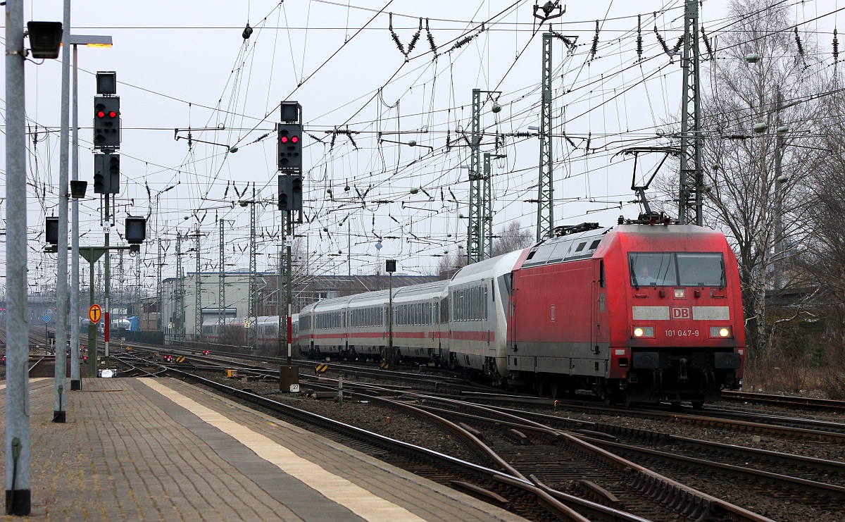 101 047-9 hatte sich an einen im Bereich des Wagenwerkes abgestellten Wagenpark angeh�ngt dieser Bestand aus folgenden Wagen: 
6180 80-91 163-8 Bpmmbdzf 286.1 (REV/AN X/13.01.17) 
6180 20-94 477-2 Bpmmz 284.4 (REV/AN X/07.09.16) 
6180 20-95 460-7 Bpmmz 284.4 (REV/AN X/27.05.11, Verl/RB/26.04.18) 
6180 20-95 444-1 Bpmmz 284.4 (REV/AN X/12.05.16) 
6180 20-95 420-1 Bpmmz 284.4 (REV/AN X/10.11.16) 
6180 20-95 453-2 Bpmmz 294.4 (REV/AN X/12.01.15) 
6180 21-90 918-8 Bvmmsz 187.9 (REV/AN X/28.05.15) 
6180 85-94 455-0 ARkimmbz 288.4 (REV/AN X/17.08.15) 
7380 18-90 183-0 Apmmz 126.1 (REV/AN X/08.06.12) 
6180 80-91 103-4 Bpmmbdzf 286.1 
6180 21-94 639-6 Bvmmsz 187.6 
7380 20-95 616-0 Bpmz 295.4 (M�nchen-N�rnberg-Express) 
6180 80-91 119-0 Bpmmbdzf 286.1 
6180 20-91 504-6 Bpmmz 294.5 (REV/AN X/22.03.18) 

Neum�nster 24.03.2018