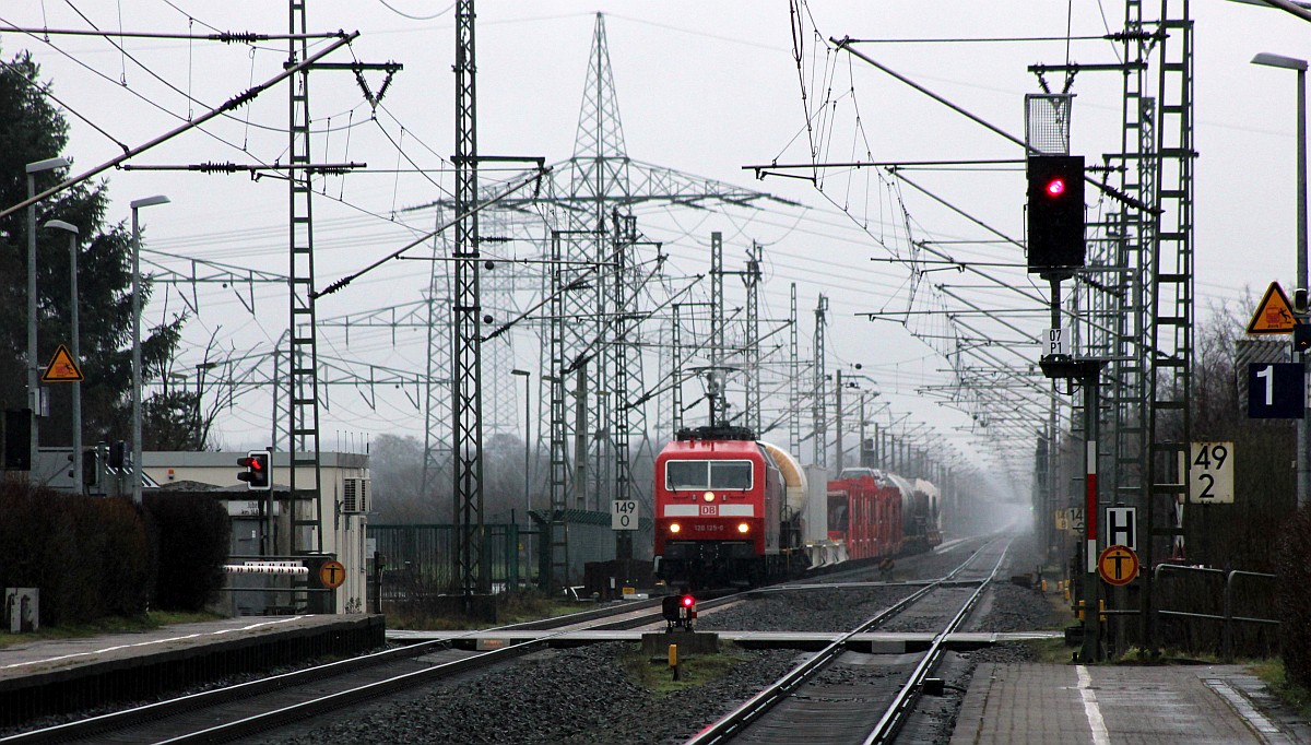 120 125-0 mit dem innovativen G�terzug aufgenommen in J�bek bei Schleswig. 10.02.2019