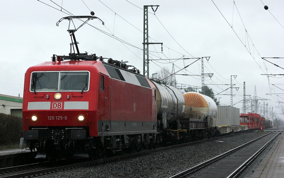 120 125-0 mit dem innovativen G�terzug aufgenommen in J�bek bei Schleswig. 10.02.2019 II
