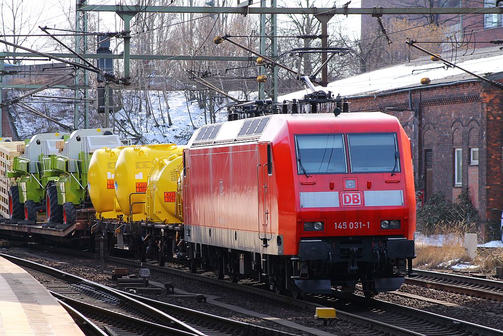 145 031-1(REV/LDX/12.12.12)mit einem kurzen Landmaschinen Transport aufgenommen in HH-Harburg. 23.03.2013