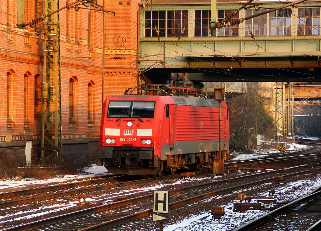 189 002-9 fährt hier am Morgen des 31.01.2012 durch den Bhf HH-Harburg.
