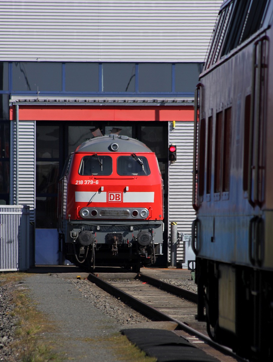 Am Bw Nieb�ll...DB 218 379-6 steht direkt vor einer der Werkhallen. 05.04.2020