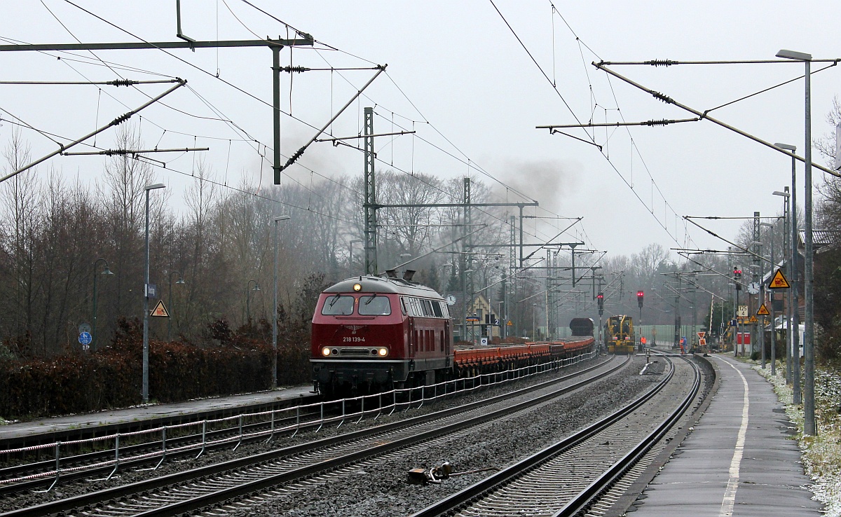 Auf geht's...ELV 218 139 verl�sst lautstark und mit Abgas-V inkl ihrem Bauzug Owschlag Richtung S�den. 29.12.2020