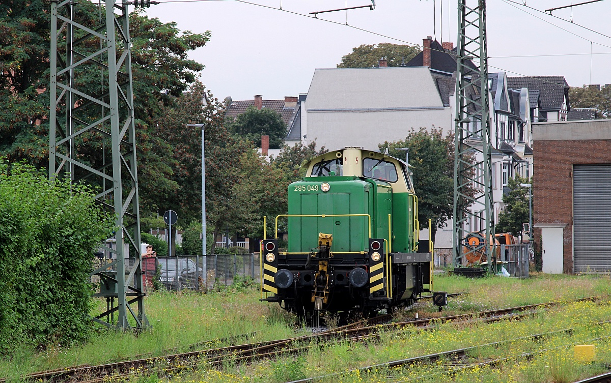 Bild 4: Die BEG V90 3295 049-1 dieselt hier gaaaanz langsam zur Tankstelle. Neuwied 17.09.2021