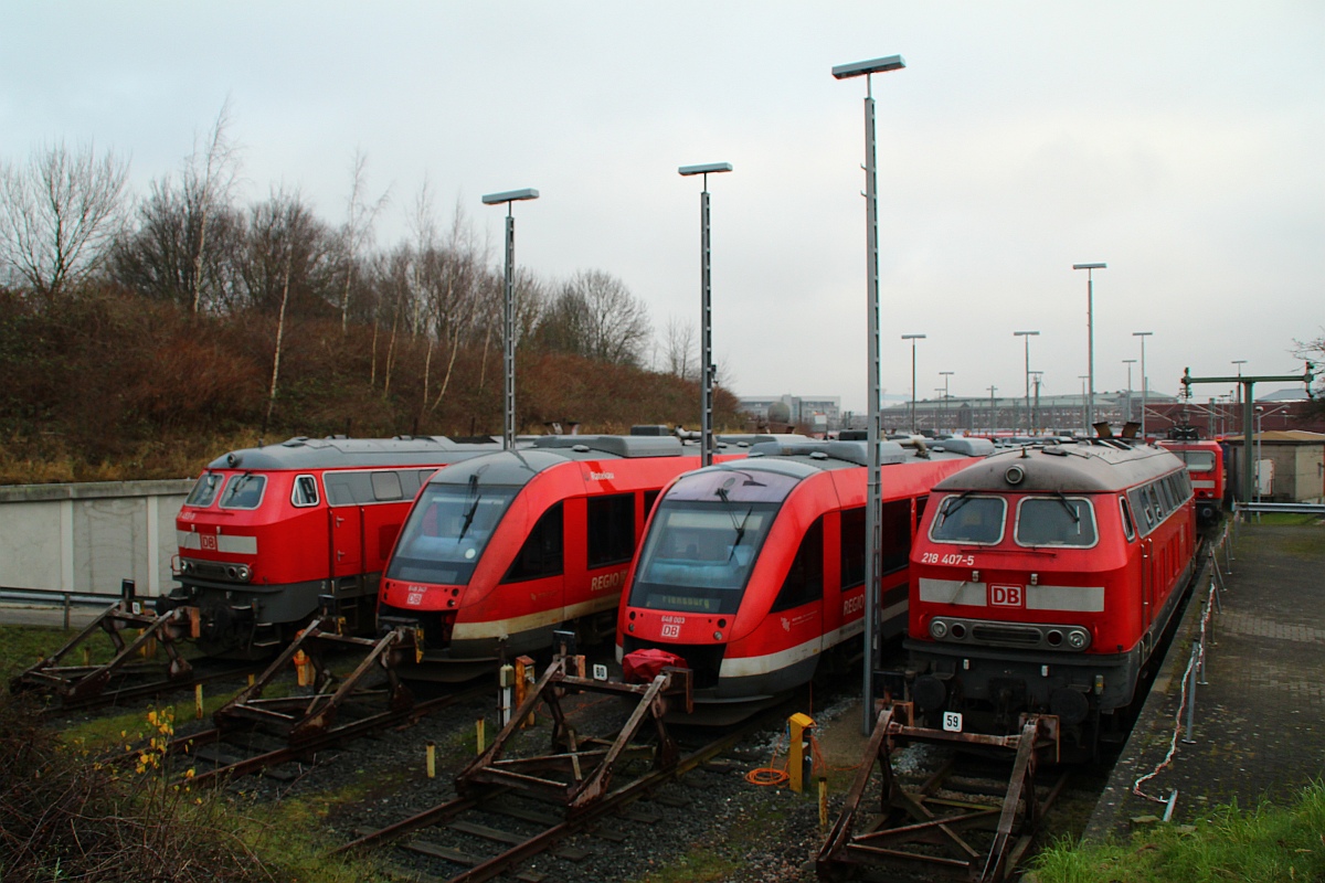 Blick in den Abstellbereich des Bw Kiel, v.l.n.r 218 453-9, 648 347/847, 648 003/503 und 218 407-5. Kiel am 31.12.2011