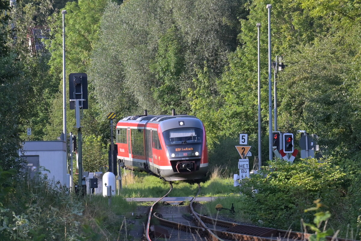 Bödigheim bei Buchen, am Abend des 28.Juli2024 fährt der 642 169 gerade seinem Ziel Seckach entgegen. In wenigen Augenblicken wird er am Bahnsteig halten, bevor es seinem Endbahnhof entgegen geht.