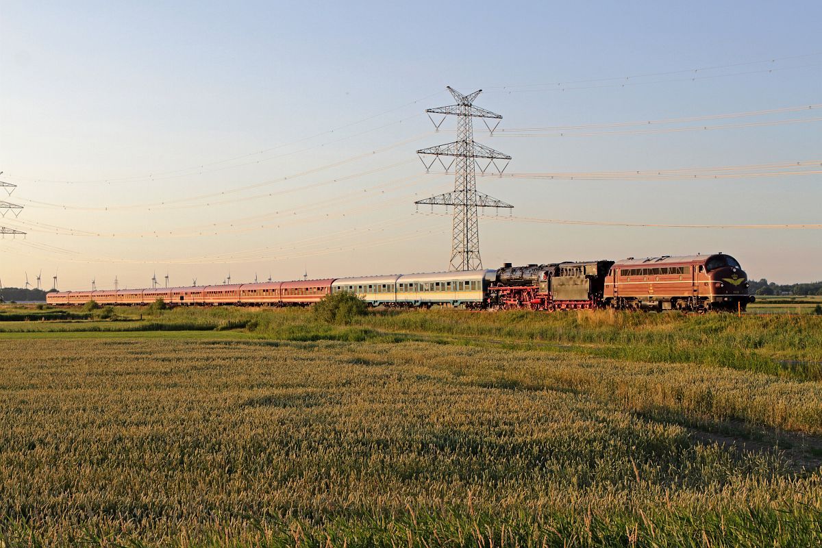 Da die 01 1104 in Westerland (Sylt) nicht gedreht werden konnte, mu�te sie den Sonderzug eigentlich Tender voraus mit einer Geschwindigkeit von 50 km/h zur�ck nach Hamburg ziehen. Deshalb wurde ihr die CLR MY1138 vorgespannt, so da� der Sonderzug wenigstens mit 80 km/h fahren durfte.
Eine solche Konstellation d�rfte bislang einmalig gewesen sein: CLR MY 1138 + die r�ckw�rts vor den Sonderzug gekuppelte 01 1104, aufgenommen am B� Bongsieler Kanal 08.07.2023    