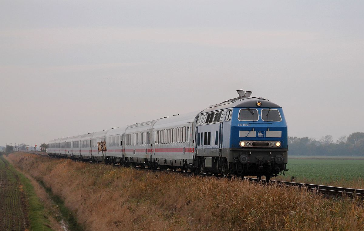 Das einzige wegen Bauarbeiten verkehrende IC Paar des Tages von und nach Westerland/Sylt wird von der PRESS 218 454 (218 056) befördert, hier der IC 2311 mit 11 Wagen Richtung Hamburg am Bü Triangel 30.10.2021