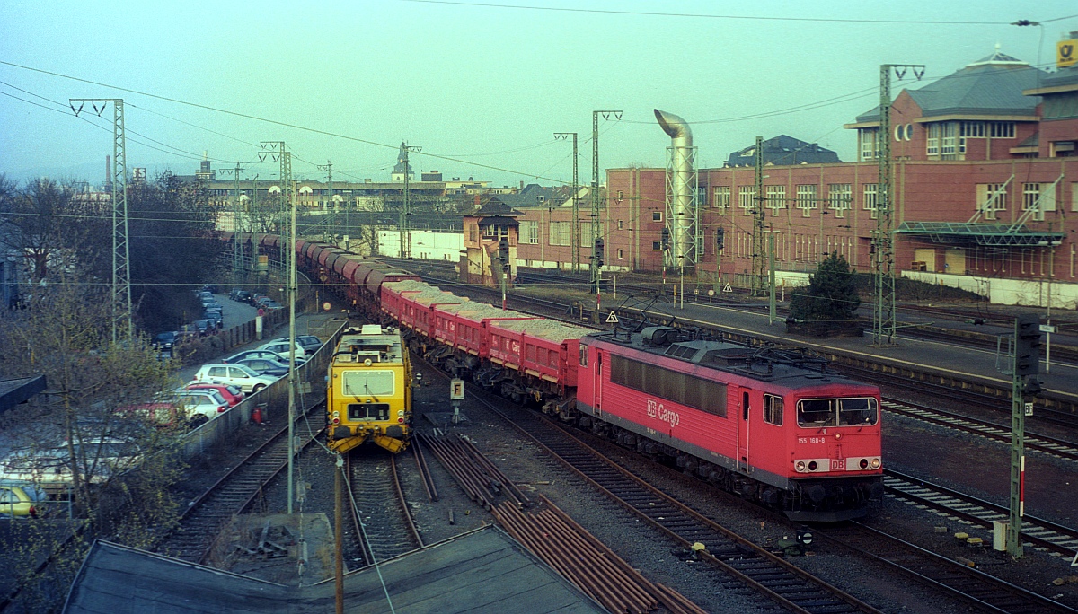 DB 155 168-8 mit Aushubzug Gie�en 20.03.2003