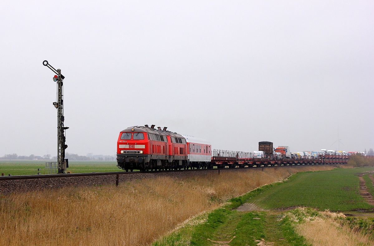 DB 218 313-5(REV/HB X/29.04.09)und 381-2(REV/HB X/18.03.09,Verl/ANB/25.02.16)mit dem SyltShuttle von Westerland nach Niebüll festgehalten am Esig Lehnshallig. 14.04.2015