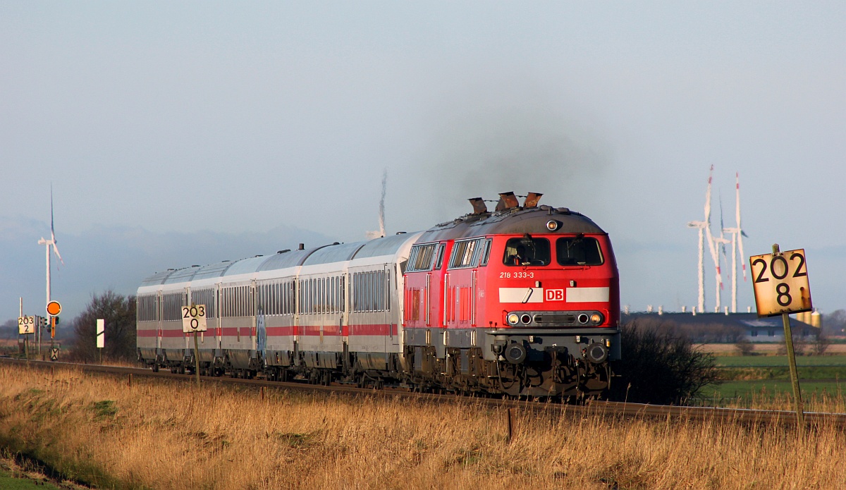 
DB 218 333 und 344 mit IC 2375 Richtung Hamburg hier aufgenommen am Bü Triangel zw Lehnshallig und Niebüll auf der Marschbahn. 17.12.2017