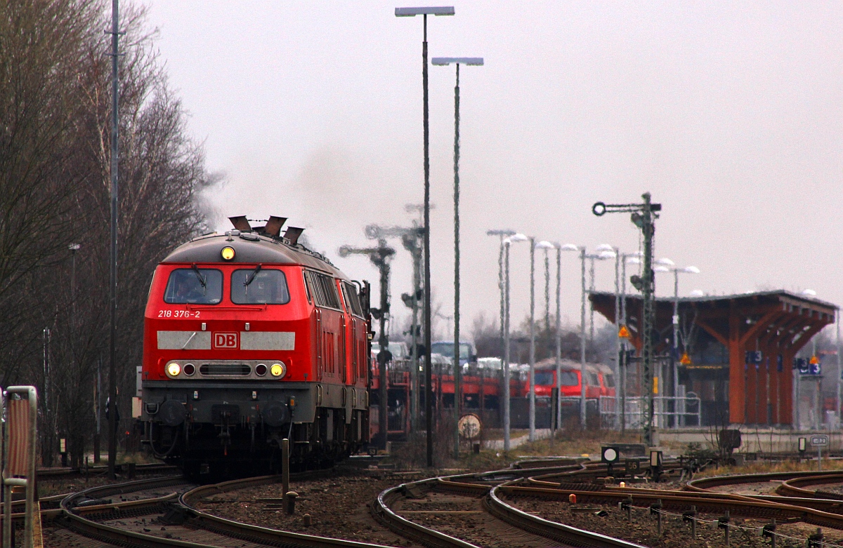 DB 218 376-4 und Schwesterlok verlassen hier lautstark mit einem SyltShuttle Niebüll Richtung Westerland. Niebüll 15.03.2015