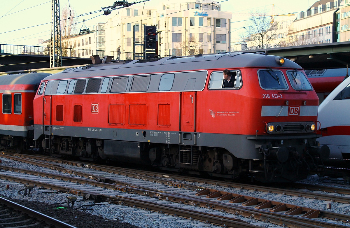 DB Regio Kiel 218 413-3(REV/HB X/19.11.07, Verl./RHL/29.10.15)rangiert hier ihren n-Wagenpark(wg der vielen Masten und Signale nicht mit auf dem Bild) durch den Hamburger Hauptbahnhof. 11.03.2015
