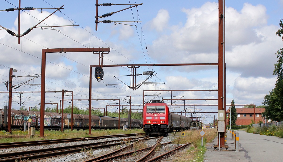 DBCSC 185 329-7 hat mit ihrem 6 Waggen Güterzug Einfahrt in Pattburg/DK. 30.07.2020
