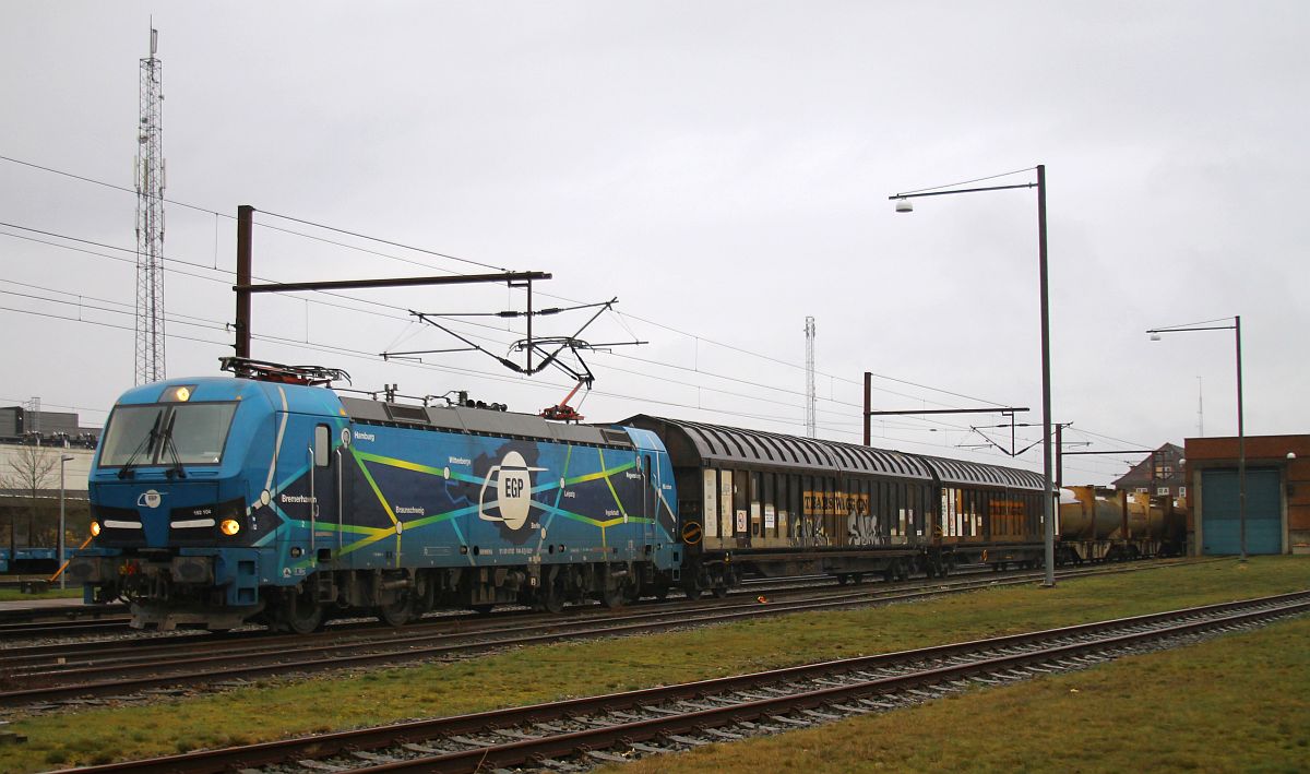 EGP 192 104-8 hat am Abend bei grottigem Wetter den Zementleerzug übernommen, Pattburg/Padborg 31.03.2023