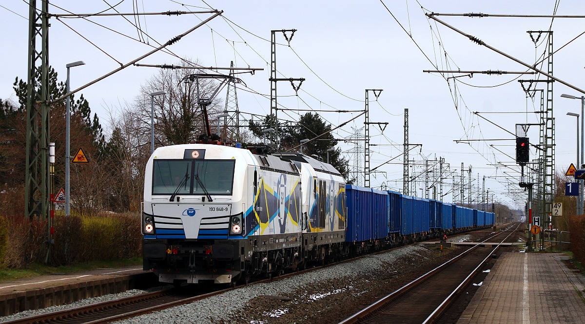 EGP 193 848-9, REV/628/11.03.22 und 247 906-1 mit dem Dünger-Express auf dem Weg nach Flensburg-Weiche zwecks Nachtruhe. Entladen wird der Zug am nächsten Tag dann in Jübek. 31.03.2022