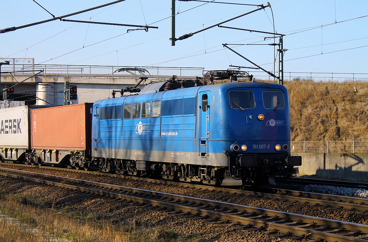 EGP's 151 007-2(REV/PLOK/30.04.2014)zog einen sehr langen Containerzug am Umspannwerk in HH-Waltershof an der Fotografenmeute vorbei. Gru� zur�ck! 06.02.2015 (04600)